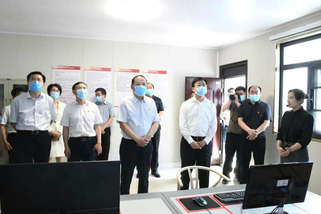 馬林青查看明廚亮灶系統(tǒng)運(yùn)行情況